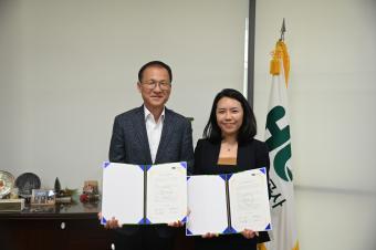업무협약서를 들고 있는 김근영 사장(좌)과 로앤탑 법률사무소 전선애 대표 변호사(우) 사진